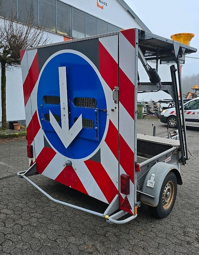 Nissen Mersch LED Absperrtafel FAT Sperrwand Fahrbare Verkehrsleitanhänger Verkehrssicherungsanhänger Verkehrsleittafel Verkehrssicherung Baustellenabsicherung