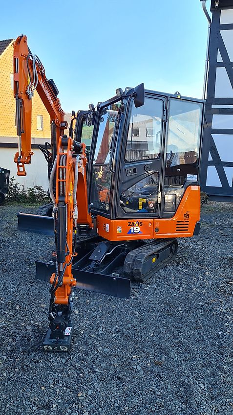 Hitachi ZX19-6 2,0t mit Verstellfahrwerk, Schwenkmotor/PowerTilt und Schnellwechsler MS03 - auch zur Miete!