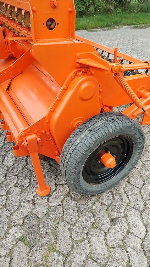 Howard Howard HR40-255 Serien Nr 040E00 Howard Semavator 255 cm Arbeitsbreite mit aufgebauter Drillmaschine 420mm Pakerwalze zur Saatgutfixierung