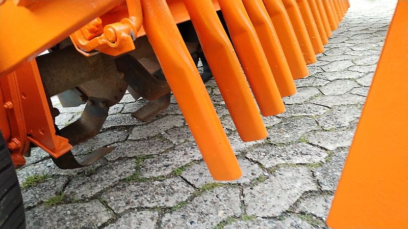 Howard Howard HR40-255 Serien Nr 040E00 Howard Semavator 255 cm Arbeitsbreite mit aufgebauter Drillmaschine 420mm Pakerwalze zur Saatgutfixierung