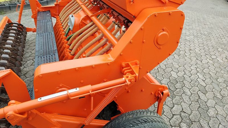 Howard Howard HR40-255 Serien Nr 040E00 Howard Semavator 255 cm Arbeitsbreite mit aufgebauter Drillmaschine 420mm Pakerwalze zur Saatgutfixierung