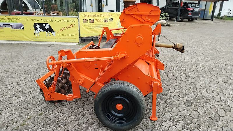 Howard Howard HR40-255 Serien Nr 040E00 Howard Semavator 255 cm Arbeitsbreite mit aufgebauter Drillmaschine 420mm Pakerwalze zur Saatgutfixierung