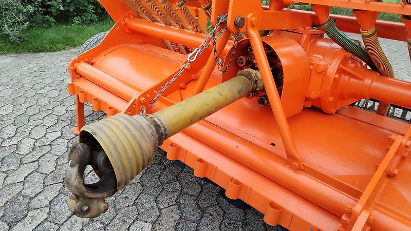 Howard Howard HR40-255 Serien Nr 040E00 Howard Semavator 255 cm Arbeitsbreite mit aufgebauter Drillmaschine 420mm Pakerwalze zur Saatgutfixierung