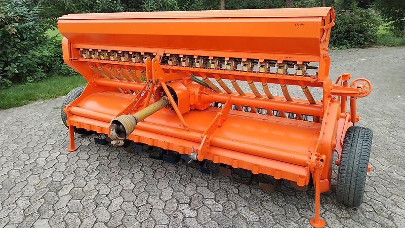 Howard Howard HR40-255 Serien Nr 040E00 Howard Semavator 255 cm Arbeitsbreite mit aufgebauter Drillmaschine 420mm Pakerwalze zur Saatgutfixierung