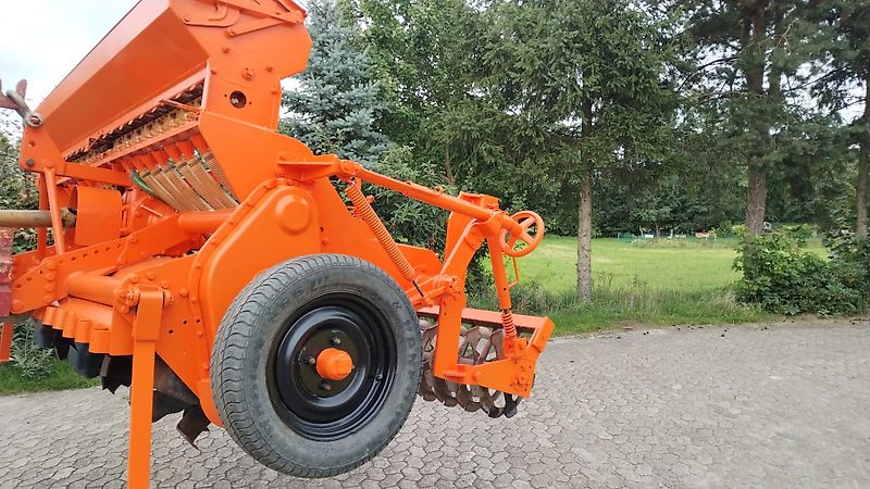 Howard Howard HR40-255 Serien Nr 040E00 Howard Semavator 255 cm Arbeitsbreite mit aufgebauter Drillmaschine 420mm Pakerwalze zur Saatgutfixierung