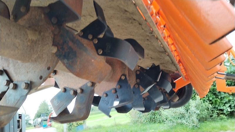 Howard Howard HR40-255 Serien Nr 040E00 Howard Semavator 255 cm Arbeitsbreite mit aufgebauter Drillmaschine 420mm Pakerwalze zur Saatgutfixierung