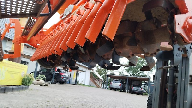 Howard Howard HR40-255 Serien Nr 040E00 Howard Semavator 255 cm Arbeitsbreite mit aufgebauter Drillmaschine 420mm Pakerwalze zur Saatgutfixierung