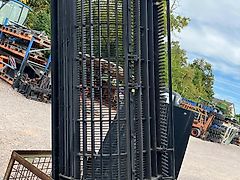 New Holland Ersatzteilpaket mit neuw. Dreschkorb, Rotorabdeckungen, Verschleißplatten, Kerzenschlüssel etc., Zugehörigkeit leider nicht bekannt, weitere Abmessungen gern auf Anfrage, Paketpreis für alle abgeb. Teile