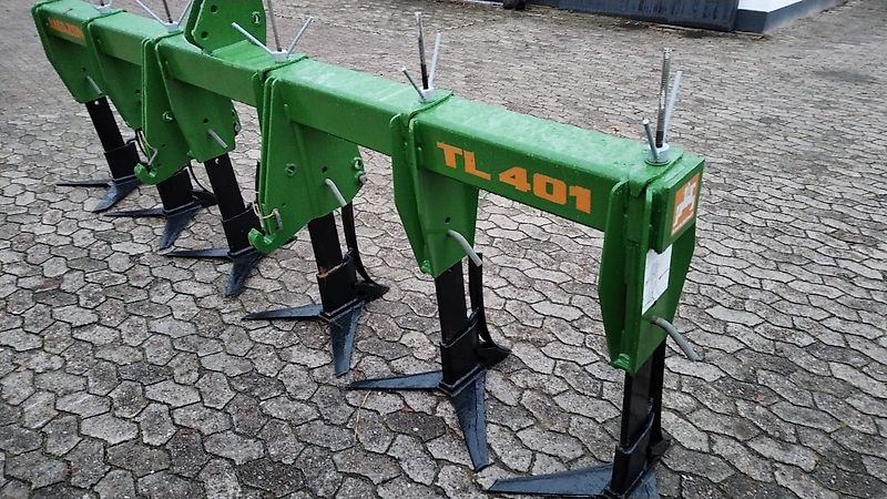 Amazone Amazone Amazone TL 401 Tiefenlockerer 450 cm Arbeitsbreite 6 Grubberstiele mit 75 cm Reihenabstand Arbeitstiefe bis über 100 cm mit Drehspindeln ideal für 75 cm Reihenkulturen zur Lockerung von Pflugsohlen Verdichtungen Frontgrubber Vorbaugrubber