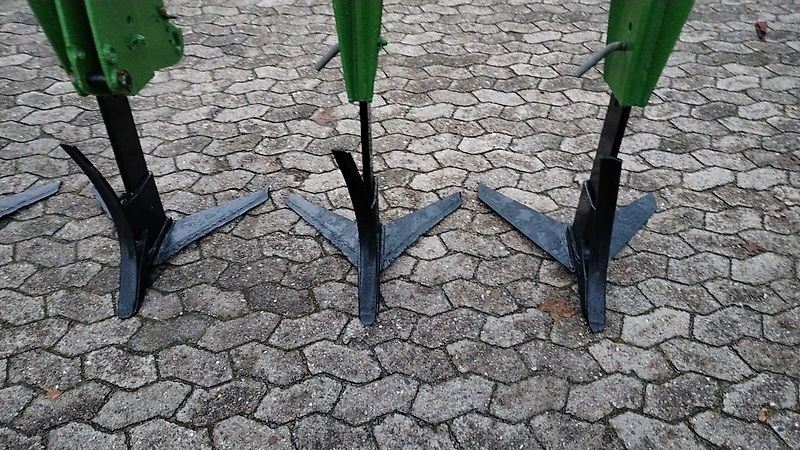 Amazone Amazone Amazone TL 401 Tiefenlockerer 450 cm Arbeitsbreite 6 Grubberstiele mit 75 cm Reihenabstand Arbeitstiefe bis über 100 cm mit Drehspindeln ideal für 75 cm Reihenkulturen zur Lockerung von Pflugsohlen Verdichtungen Frontgrubber Vorbaugrubber