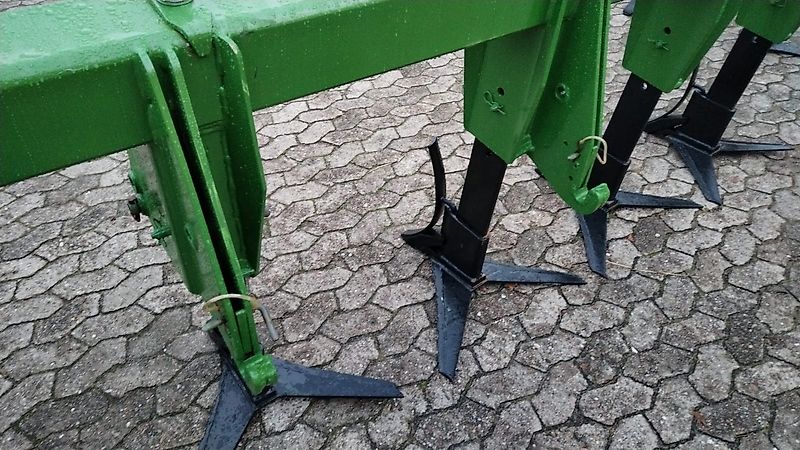 Amazone Amazone Amazone TL 401 Tiefenlockerer 450 cm Arbeitsbreite 6 Grubberstiele mit 75 cm Reihenabstand Arbeitstiefe bis über 100 cm mit Drehspindeln ideal für 75 cm Reihenkulturen zur Lockerung von Pflugsohlen Verdichtungen Frontgrubber Vorbaugrubber