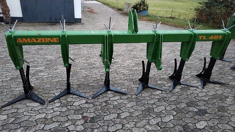 Amazone Amazone Amazone TL 401 Tiefenlockerer 450 cm Arbeitsbreite 6 Grubberstiele mit 75 cm Reihenabstand Arbeitstiefe bis über 100 cm mit Drehspindeln ideal für 75 cm Reihenkulturen zur Lockerung von Pflugsohlen Verdichtungen Frontgrubber Vorbaugrubber