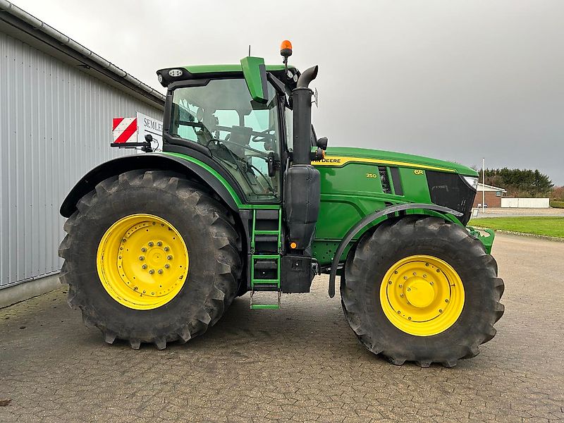 John Deere 6R 250
