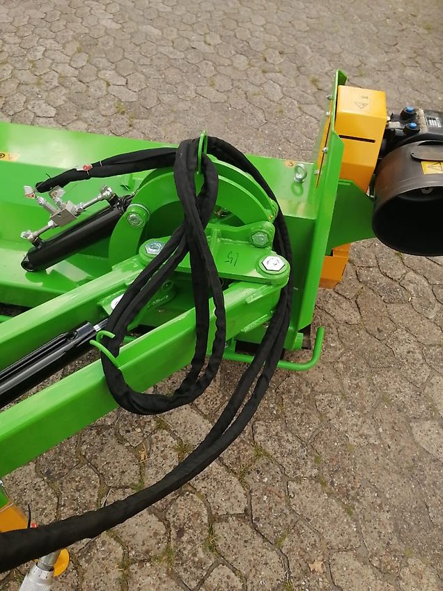 Maschio Kein Celli Tehnos Müthing Draggone Berti Maschio 200cm Seitenmulcher 90 GRad nach oben 55Grad in Böschungen 2 Doppelwirkende Steuergeräte Schlegelrotor mit schweren Hammerschlegel Verschraubt 2m Arbeitsbreite zu Demozwecken im Einsatz