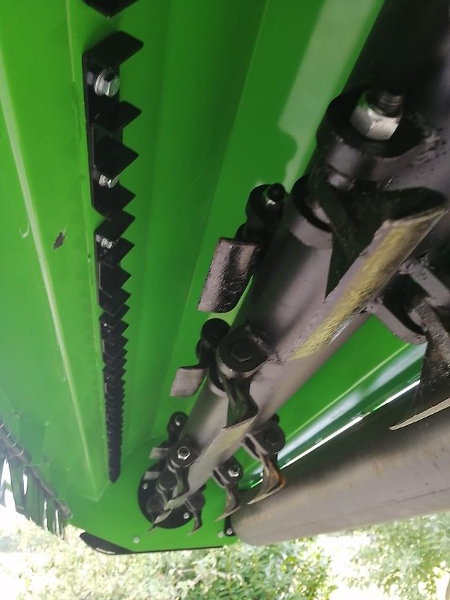 Maschio Kein Celli Tehnos Müthing Draggone Berti Maschio 200cm Seitenmulcher 90 GRad nach oben 55Grad in Böschungen 2 Doppelwirkende Steuergeräte Schlegelrotor mit schweren Hammerschlegel Verschraubt 2m Arbeitsbreite zu Demozwecken im Einsatz
