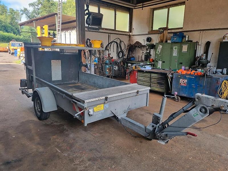 Mersch Absperrtafel Nissen VZ 616 B3 LED Ausführung Auffahrampe Verkehrsleittafel Verkehrsleitanhänger Verkehrssicherungsanhänger Horizont Trebbiner Verkehrssicherung Baustellenabsicherung Unimog Auto