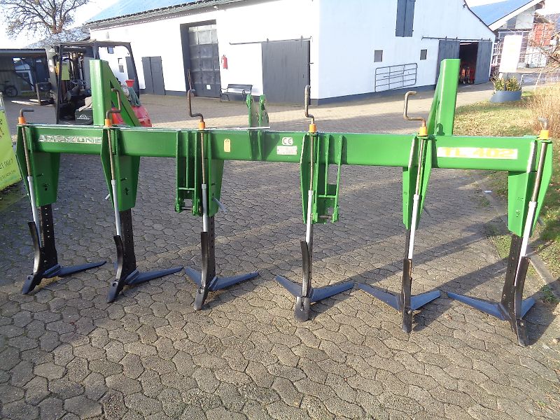 Amazone Amazone Amazone TL402 Tiefenlockerer 450 cm Arbeitsbreite 6 Grubberstiele mit 66,5 cm Reihenabstand Arbeitstiefe bis über 100 cm mit Drehspindeln ideal für 75 cm Reihenkulturen zur Lockerung von Pflugsohlen Verdichtungen Frontgrubber Vorbaugrubber