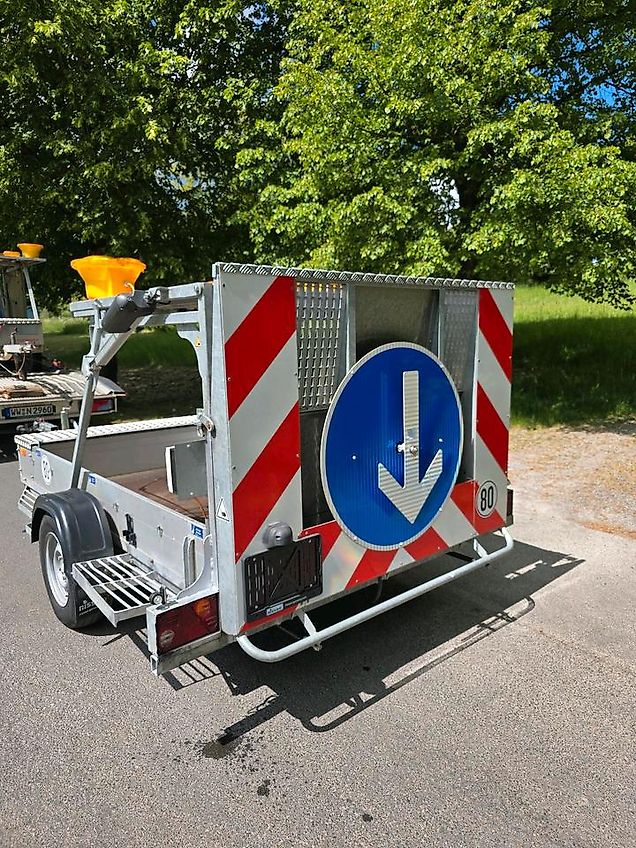 Nissen VZ 616 FAT kleine Ausführung Absperrtafel B3 Vorwarntafel Verkehrsleittafel Verkehrssicherungsanhänger Verkehrsleitanhänger Horizont Trebbiner