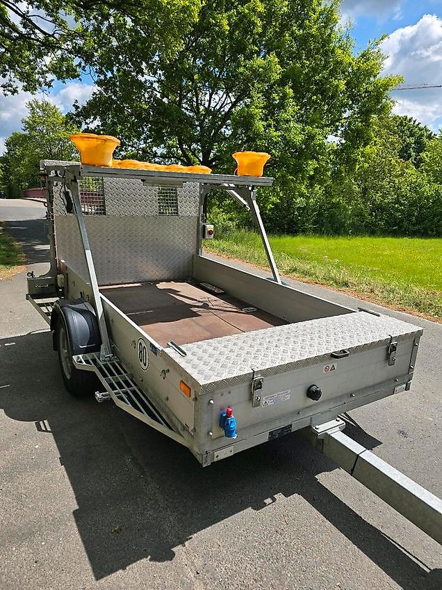 Nissen VZ 616 FAT kleine Ausführung Absperrtafel B3 Vorwarntafel Verkehrsleittafel Verkehrssicherungsanhänger Verkehrsleitanhänger Horizont Trebbiner
