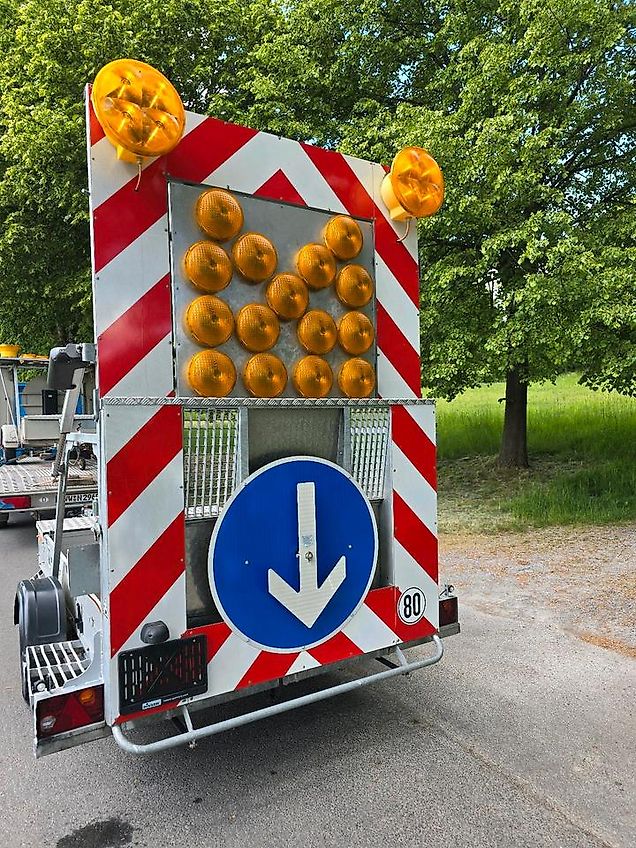 Nissen VZ 616 FAT kleine Ausführung Absperrtafel B3 Vorwarntafel Verkehrsleittafel Verkehrssicherungsanhänger Verkehrsleitanhänger Horizont Trebbiner