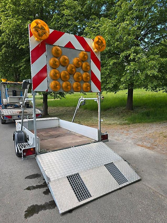 Nissen VZ 616 FAT kleine Ausführung Absperrtafel B3 Vorwarntafel Verkehrsleittafel Verkehrssicherungsanhänger Verkehrsleitanhänger Horizont Trebbiner