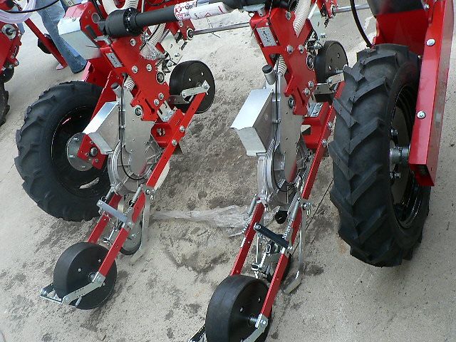 Agricola Italiana SN 2 - 130 , pneumatische Feinsaehmaschine , Zwillingsreihe ; Ausstellungsmaschine;