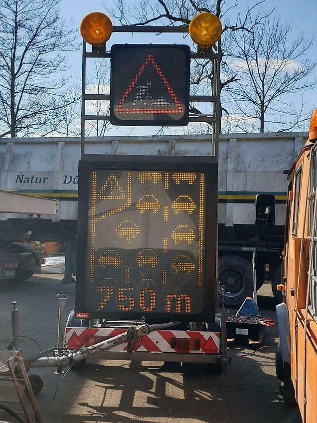 Nissen LED Vorwarntafel Verkehrssicherung Verkehrsleittafel unimo