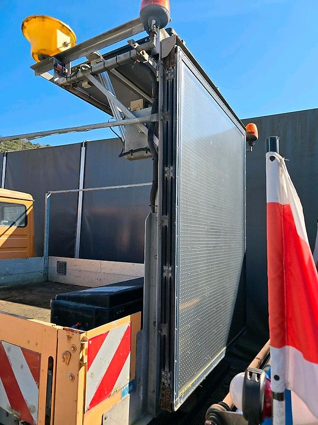 Nissen VLT LED 2014 Vorwarntafel Verkehrsleittafel Leittafel Verkehrssicherungsanhänger Verkehrsleitanhänger Sperrwand Horizont