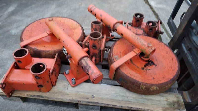 Amazone Howard Stützräder 500 mm mit Flanschplatte Stützräder mit Halterungen Befstigungsmaterial zur exaktren Tiefenführung von Stützrädern geschraubter Grubberstil passen für Howard Grubber Ballastplatten Koffergewichte