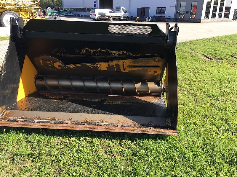 Emily Vega Futterschaufel